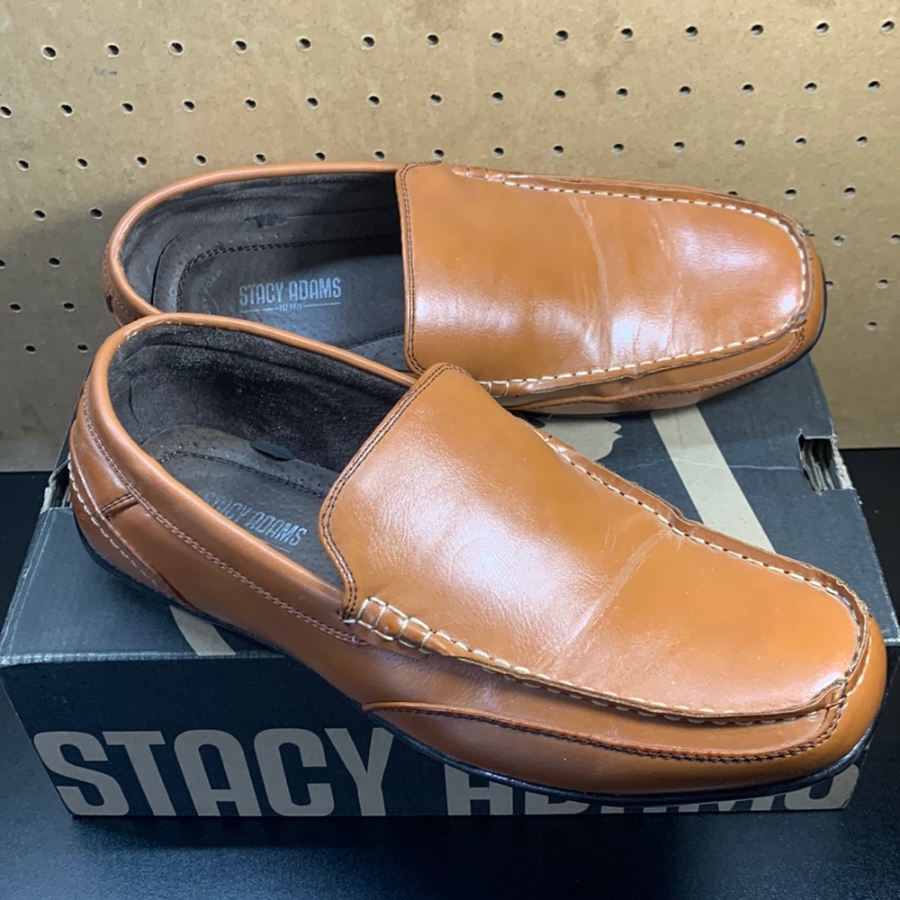 Stacy Adams leather loafers Sz 9 1/2 slightly worn in original box. Brn leather